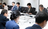 정은경 보건복지부 장관이 4월 14일 서울 중구 콘퍼런스 하우스 달개비에서 보건의약단체 및 유관부처와 함께 중동전쟁으로 인한 의약품, 의료기기 등 의료제품의 수급불안정을 해소하기 위한 중동전쟁 대응 제3차 보건의약단체 회의를 개최하고 있다.