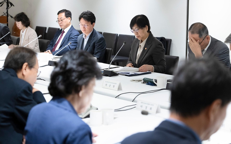 정은경 보건복지부 장관이 4월 14일 서울 중구 콘퍼런스 하우스 달개비에서 보건의약단체 및 유관부처와 함께 중동전쟁으로 인한 의약품, 의료기기 등 의료제품의 수급불안정을 해소하기 위한 중동전쟁 대응 제3차 보건의약단체 회의를 개최하고 있다.