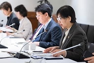 정은경 보건복지부 장관이 4월 14일 서울 중구 콘퍼런스 하우스 달개비에서 보건의약단체 및 유관부처와 함께 중동전쟁으로 인한 의약품, 의료기기 등 의료제품의 수급불안정을 해소하기 위한 중동전쟁 대응 제3차 보건의약단체 회의를 개최하고 있다.