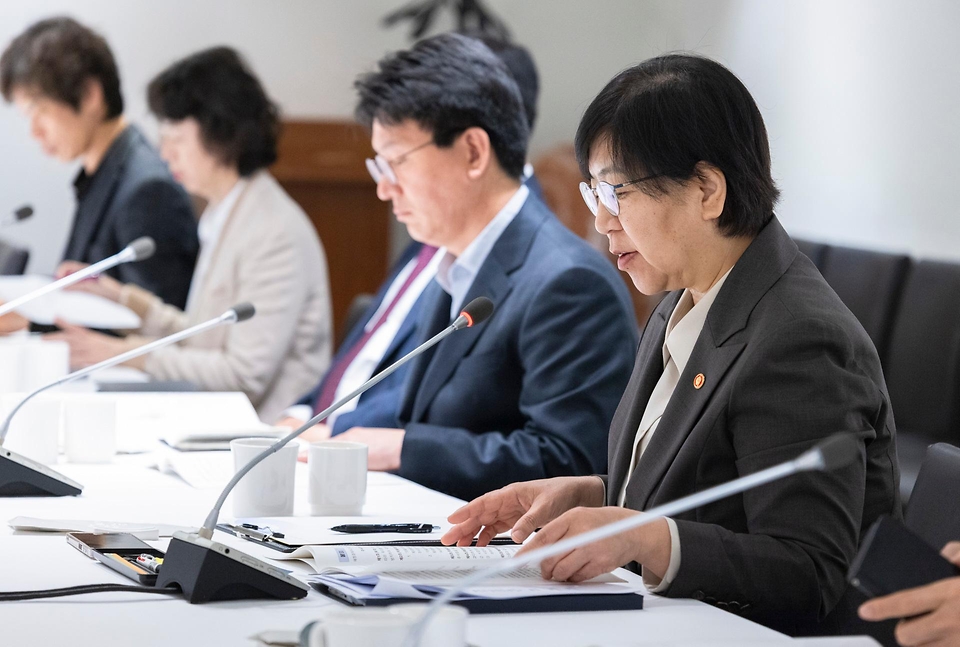 정은경 보건복지부 장관이 4월 14일 서울 중구 콘퍼런스 하우스 달개비에서 보건의약단체 및 유관부처와 함께 중동전쟁으로 인한 의약품, 의료기기 등 의료제품의 수급불안정을 해소하기 위한 중동전쟁 대응 제3차 보건의약단체 회의를 개최하고 있다.