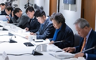 정은경 보건복지부 장관이 4월 14일 서울 중구 콘퍼런스 하우스 달개비에서 보건의약단체 및 유관부처와 함께 중동전쟁으로 인한 의약품, 의료기기 등 의료제품의 수급불안정을 해소하기 위한 중동전쟁 대응 제3차 보건의약단체 회의를 개최하고 있다.