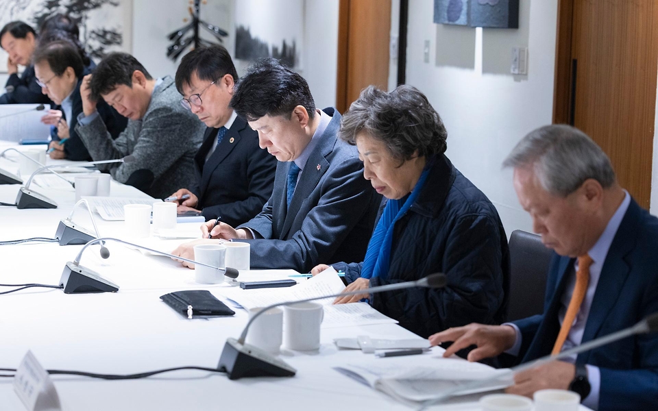 정은경 보건복지부 장관이 4월 14일 서울 중구 콘퍼런스 하우스 달개비에서 보건의약단체 및 유관부처와 함께 중동전쟁으로 인한 의약품, 의료기기 등 의료제품의 수급불안정을 해소하기 위한 중동전쟁 대응 제3차 보건의약단체 회의를 개최하고 있다.
