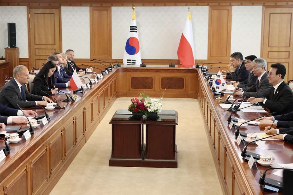 김민석 국무총리가 4월 13일 세종대로 정부서울청사에서 도날드 투스크 폴란드 총리를 접견, 인사 및 회담을 하고 있다.