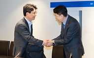 정은경 보건복지부 장관이 4월 14일 서울 중구 콘퍼런스 하우스 달개비에서 보건의약단체 및 유관부처와 함께 중동전쟁으로 인한 의약품, 의료기기 등 의료제품의 수급불안정을 해소하기 위한 중동전쟁 대응 제3차 보건의약단체 회의를 개최하고 있다.