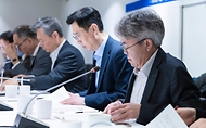정은경 보건복지부 장관이 4월 14일 서울 중구 콘퍼런스 하우스 달개비에서 보건의약단체 및 유관부처와 함께 중동전쟁으로 인한 의약품, 의료기기 등 의료제품의 수급불안정을 해소하기 위한 중동전쟁 대응 제3차 보건의약단체 회의를 개최하고 있다.