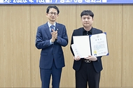 백승보 조달청이 4월 13일 정부대전청사 8층 대회의실에서 조달현장 일선에서 묵묵히 헌신하며 국민과 동료에게 감동을 전한 실무자들을 격려하기 위해 '심(心)스틸러' 포상 제도를 운영한다고 밝히고, 수상자와 기념 촬영하고 있다.