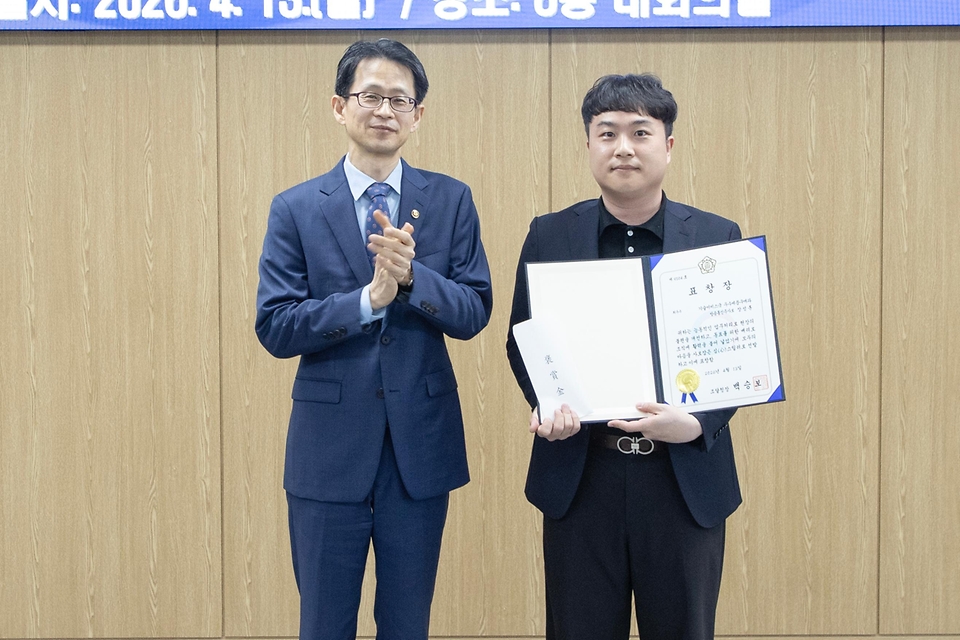 백승보 조달청이 4월 13일 정부대전청사 8층 대회의실에서 조달현장 일선에서 묵묵히 헌신하며 국민과 동료에게 감동을 전한 실무자들을 격려하기 위해 '심(心)스틸러' 포상 제도를 운영한다고 밝히고, 수상자와 기념 촬영하고 있다.