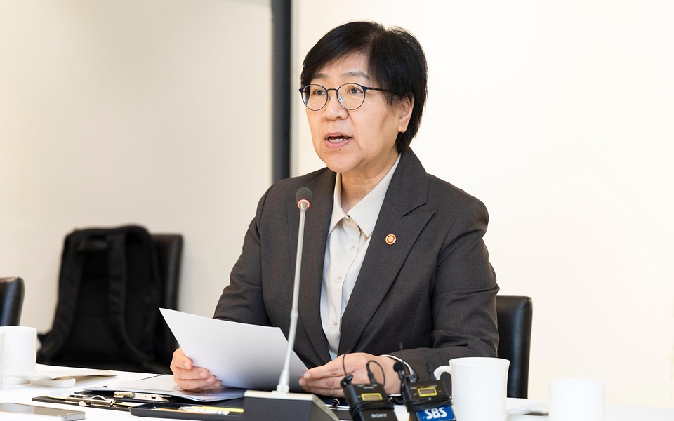 정은경 보건복지부 장관이 4월 14일 서울 중구 콘퍼런스 하우스 달개비에서 보건의약단체 및 유관부처와 함께 중동전쟁으로 인한 의약품, 의료기기 등 의료제품의 수급불안정을 해소하기 위한 중동전쟁 대응 제3차 보건의약단체 회의를 개최하고 있다.