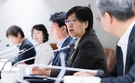 정은경 보건복지부 장관이 4월 14일 서울 중구 콘퍼런스 하우스 달개비에서 보건의약단체 및 유관부처와 함께 중동전쟁으로 인한 의약품, 의료기기 등 의료제품의 수급불안정을 해소하기 위한 중동전쟁 대응 제3차 보건의약단체 회의를 개최하고 있다.