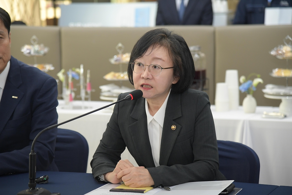 오유경 처장과 한성숙 장관이 4월 13일 아우딘퓨쳐스(충북 충주 소재)에서 중소기업 글로벌 진출 지원 강화 등을 위한 중기부와 식약처, 수출입은행, 그리고 기술보증기금 간 업무협약식을 진행한 뒤 기념촬영을 하고 있다.