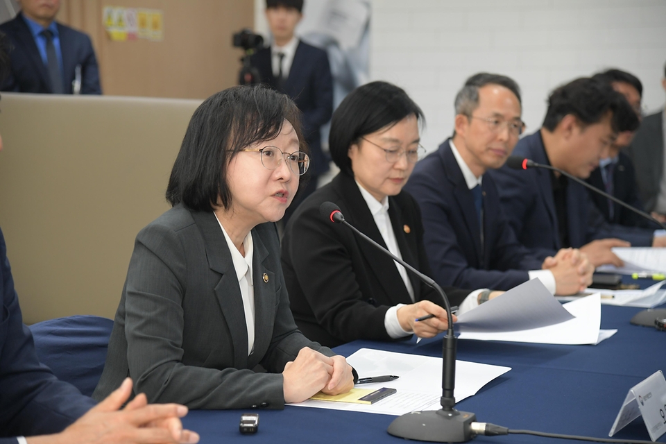 오유경 처장과 한성숙 장관이 4월 13일 아우딘퓨쳐스(충북 충주 소재)에서 중소기업 글로벌 진출 지원 강화 등을 위한 중기부와 식약처, 수출입은행, 그리고 기술보증기금 간 업무협약식을 진행한 뒤 기념촬영을 하고 있다.