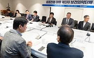 정은경 보건복지부 장관이 4월 14일 서울 중구 콘퍼런스 하우스 달개비에서 보건의약단체 및 유관부처와 함께 중동전쟁으로 인한 의약품, 의료기기 등 의료제품의 수급불안정을 해소하기 위한 중동전쟁 대응 제3차 보건의약단체 회의를 개최하고 있다.
