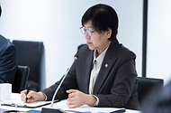 정은경 보건복지부 장관이 4월 14일 서울 중구 콘퍼런스 하우스 달개비에서 보건의약단체 및 유관부처와 함께 중동전쟁으로 인한 의약품, 의료기기 등 의료제품의 수급불안정을 해소하기 위한 중동전쟁 대응 제3차 보건의약단체 회의를 개최하고 있다.