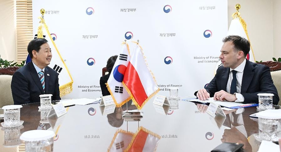 구윤철 부총리 겸 재정경제부 장관이 4월 13일 서울 종로구 정부서울청사에서 안제이 도만스키 폴란드 재무장관과 면담을 하고 있다.
