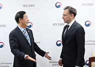 구윤철 부총리 겸 재정경제부 장관이 4월 13일 서울 종로구 정부서울청사에서 안제이 도만스키 폴란드 재무장관과 면담에 앞서 악수하며 인사하고 있다.