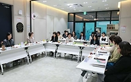원민경 성평등가족부 장관이 4월 14일 서울 도봉구 학교밖청소년지원센터를 방문해 사업 운영현황을 청취하고 정책 발전 방안 등에 관해 논의하고 있다.
