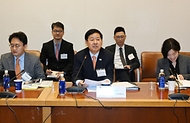 구윤철 부총리 겸 재정경제부 장관이 4월 14일(현지 시간) 미국 뉴욕 주UN 대한민국 대표부에서 열린 한국경제 투자설명회(IR)를 개최, 월가 주요 투자자들에게 중동상황 대응현황과 정부 경제정책방향 등을 설명하고 있다.