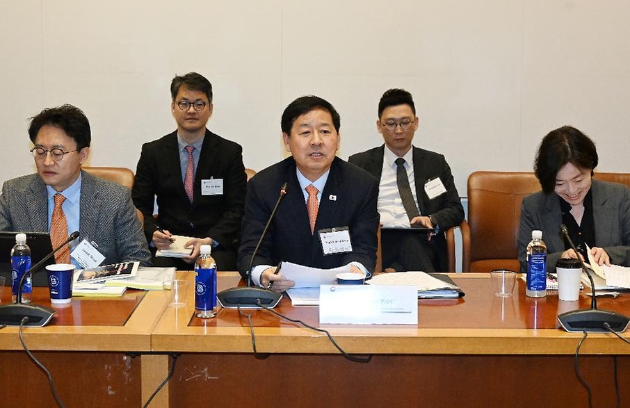구윤철 부총리 겸 재정경제부 장관이 4월 14일(현지 시간) 미국 뉴욕 주UN 대한민국 대표부에서 열린 한국경제 투자설명회(IR)를 개최, 월가 주요 투자자들에게 중동상황 대응현황과 정부 경제정책방향 등을 설명하고 있다.