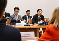 구윤철 부총리 겸 재정경제부 장관이 4월 14일(현지 시간) 미국 뉴욕 주UN 대한민국 대표부에서 열린 한국경제 투자설명회(IR)를 개최, 월가 주요 투자자들에게 중동상황 대응현황과 정부 경제정책방향 등을 설명하고 있다.