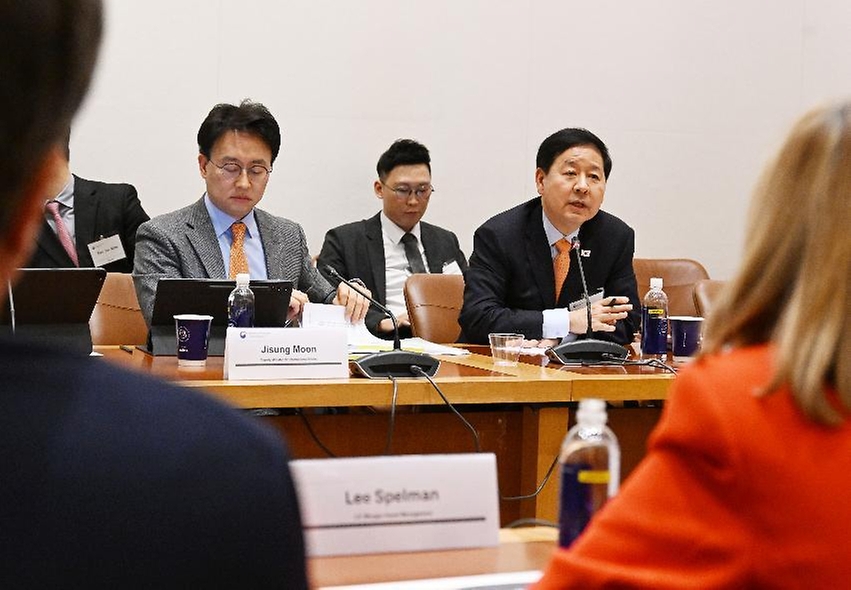 구윤철 부총리 겸 재정경제부 장관이 4월 14일(현지 시간) 미국 뉴욕 주UN 대한민국 대표부에서 열린 한국경제 투자설명회(IR)를 개최, 월가 주요 투자자들에게 중동상황 대응현황과 정부 경제정책방향 등을 설명하고 있다.