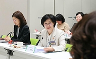 원민경 성평등가족부 장관이 4월 14일 서울 도봉구 학교밖청소년지원센터를 방문해 사업 운영현황을 청취하고 정책 발전 방안 등에 관해 논의하고 있다.