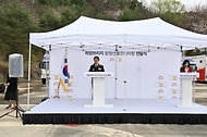 김승룡 소방청장이 4월 9일 경기 파주시 희망브리지 재해구호물류센터에서 총 6대의 중형 산불진화차 전달식에 참석, 인사말을 하고 있다.