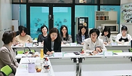 원민경 성평등가족부 장관이 4월 14일 서울 도봉구 학교밖청소년지원센터를 방문해 사업 운영현황을 청취하고 정책 발전 방안 등에 관해 논의하고 있다.