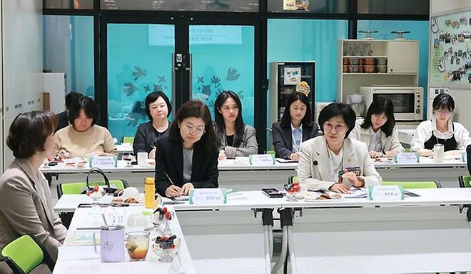 원민경 성평등가족부 장관이 4월 14일 서울 도봉구 학교밖청소년지원센터를 방문해 사업 운영현황을 청취하고 정책 발전 방안 등에 관해 논의하고 있다.