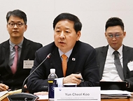 구윤철 부총리 겸 재정경제부 장관이 4월 14일(현지 시간) 미국 뉴욕 주UN 대한민국 대표부에서 열린 한국경제 투자설명회(IR)를 개최, 월가 주요 투자자들에게 중동상황 대응현황과 정부 경제정책방향 등을 설명하고 있다.