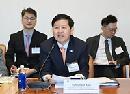 구윤철 부총리 겸 재정경제부 장관이 4월 14일(현지 시간) 미국 뉴욕 주UN 대한민국 대표부에서 열린 한국경제 투자설명회(IR)를 개최, 월가 주요 투자자들에게 중동상황 대응현황과 정부 경제정책방향 등을 설명하고 있다.