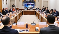 구윤철 부총리 겸 재정경제부 장관이 4월 14일(현지 시간) 미국 뉴욕 주UN 대한민국 대표부에서 열린 한국경제 투자설명회(IR)를 개최, 월가 주요 투자자들에게 중동상황 대응현황과 정부 경제정책방향 등을 설명하고 있다.