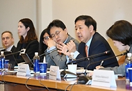 구윤철 부총리 겸 재정경제부 장관이 4월 14일(현지 시간) 미국 뉴욕 주UN 대한민국 대표부에서 열린 한국경제 투자설명회(IR)를 개최, 월가 주요 투자자들에게 중동상황 대응현황과 정부 경제정책방향 등을 설명하고 있다.
