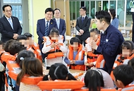 최교진 교육부 장관이 4월 15일 세월호 참사 12주기를 앞둔 세종 해밀초등학교를 방문해 '찾아가는 안전체험교육'을 참관하고 학교 안전교육 내실화를 위한 현장 간담회에 참석하고 있다.
