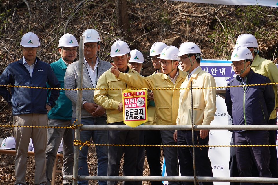 박은식 산림청장이 4월 15일 충남 논산시 벌곡면 사방댐 조성 사업지를 찾아 산사태 예방사업 추진상황과 안전관리를 점검하고 있다.