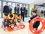 최교진 교육부 장관이 4월 15일 세월호 참사 12주기를 앞둔 세종 해밀초등학교를 방문해 '찾아가는 안전체험교육'을 참관하고 학교 안전교육 내실화를 위한 현장 간담회에 참석하고 있다.