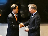 뉴욕 한국경제 투자설명회(IR) 행사 개최로 미국 뉴욕을 방문 중인 구윤철 부총리 겸 재정경제부 장관이 4월 14일(현지 시간) 더 웨스턴 뉴욕 센트럴호텔에서 존 스터진스키 핌코 부회장과 면담에 앞서 악수하며 기념사진을 찍고 있다.