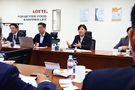 송미령 농림축산식품부 장관이 4월 15일 중동 전쟁에 따른 식품 포장재 수급 불안이 식품산업과 민생 물가에 끼치는 영향을 최소화하기 위해 롯데웰푸드 대전공장을 방문, 식품·외식업체 포장재 원·부재료 수급 상황 점검 및 간담회를 개최하고 있다.