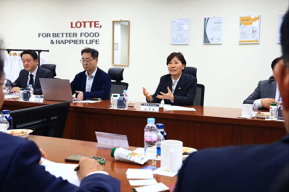 송미령 농림축산식품부 장관이 4월 15일 중동 전쟁에 따른 식품 포장재 수급 불안이 식품산업과 민생 물가에 끼치는 영향을 최소화하기 위해 롯데웰푸드 대전공장을 방문, 식품·외식업체 포장재 원·부재료 수급 상황 점검 및 간담회를 개최하고 있다.