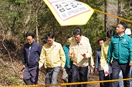 박은식 산림청장이 4월 15일 충남 논산시 벌곡면 사방댐 조성 사업지를 찾아 산사태 예방사업 추진상황과 안전관리를 점검하고 있다.