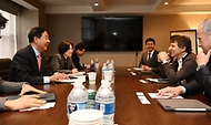 한국경제 투자설명회(IR) 행사 개최로 미국 뉴욕을 방문중인 구윤철 부총리 겸 재정경제부 장관이 4월 14일(현지 시간) 더 웨스턴 뉴욕 센트럴호텔에서 마크 로완 아폴로 회장과 면담을 하고 있다.