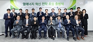 김성환 기후에너지환경부 장관이 4월 15일 서울 종로구 HJ비즈니스센터에서 열린 '열에너지 혁신 전략 발표 및 민·관 합동 포럼 출범식에 참석해 모두발언을 하고 참석자들과 기념촬영을 하고 있다.