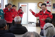 박은식 산림청장이 4월 15일 충남 계룡시 엄사면 도곡리 마을회관에서 주민들을 대상으로 산불예방 홍보를 하고 있다.