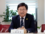 최교진 교육부 장관이 4월 15일 세월호 참사 12주기를 앞둔 세종 해밀초등학교를 방문해 '찾아가는 안전체험교육'을 참관하고 학교 안전교육 내실화를 위한 현장 간담회에 참석하고 있다.