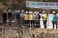 박은식 산림청장이 4월 15일 충남 논산시 벌곡면 사방댐 조성 사업지를 찾아 산사태 예방사업 추진상황과 안전관리를 점검하고 있다.