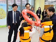 최교진 교육부 장관이 4월 15일 세월호 참사 12주기를 앞둔 세종 해밀초등학교를 방문해 '찾아가는 안전체험교육'을 참관하고 학교 안전교육 내실화를 위한 현장 간담회에 참석하고 있다.