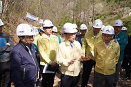 박은식 산림청장이 4월 15일 충남 논산시 벌곡면 사방댐 조성 사업지를 찾아 산사태 예방사업 추진상황과 안전관리를 점검하고 있다.
