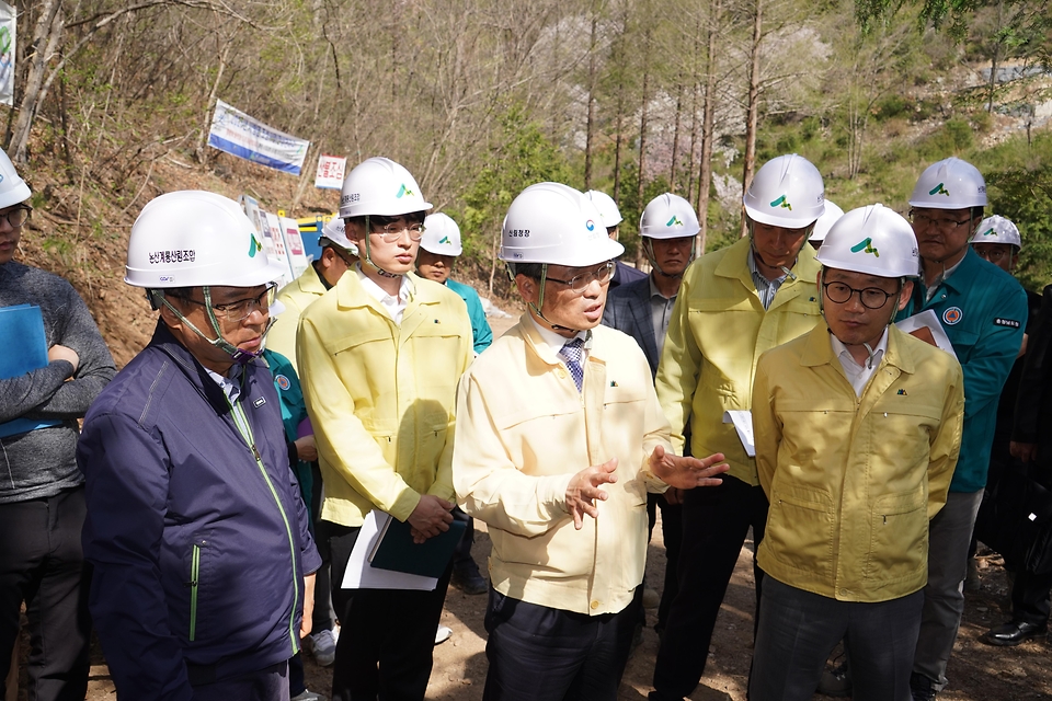 박은식 산림청장이 4월 15일 충남 논산시 벌곡면 사방댐 조성 사업지를 찾아 산사태 예방사업 추진상황과 안전관리를 점검하고 있다.