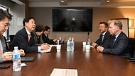 뉴욕 한국경제 투자설명회(IR) 행사 개최로 미국 뉴욕을 방문 중인 구윤철 부총리 겸 재정경제부 장관이 4월 14일(현지 시간) 더 웨스턴 뉴욕 센트럴호텔에서 존 스터진스키 핌코 부회장과 면담을 하고 있다.