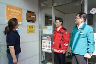 박은식 산림청장이 4월 15일 충남 계룡시 엄사면 도곡리 마을회관에서 주민들을 대상으로 산불예방 홍보를 하고 있다.