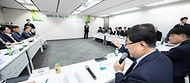 김성환 기후에너지환경부 장관이 4월 15일 서울 종로구 HJ비즈니스센터에서 열린 '열에너지 혁신 전략 발표 및 민·관 합동 포럼 출범식에 참석해 모두발언을 하고 참석자들과 기념촬영을 하고 있다.